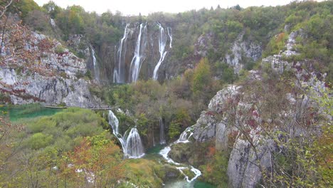 Wunderschöne-Wasserfälle-Fließen-Durch-üppigen-Grünen-Dschungel-Im-Nationalpark-Plitvice-In-Kroatien-7
