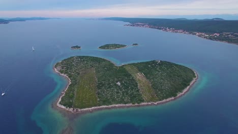Una-Hermosa-Antena-Sobre-Una-Isla-En-Forma-De-Corazón-En-El-Mar-Adriático-Frente-A-Croacia