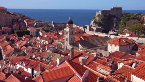 Schöne-Aussicht-über-Die-Roten-Ziegeldächer-Der-Altstadt-Von-Dubrovnik-Kroatien-1