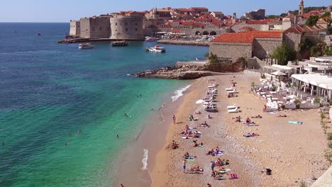 Vistas-A-La-Bahía-Y-A-La-Concurrida-Playa-De-La-Ciudad-Vieja-De-Dubrovnik,-Croacia