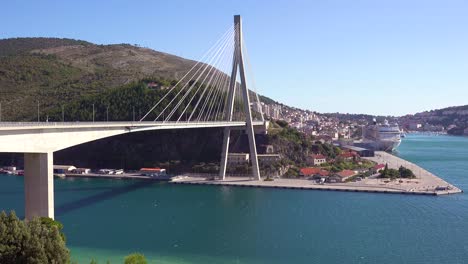 Eine-Große-Hängebrücke-über-Einem-Hafen-In-Der-Nähe-Von-Dubrovnik-Kroatien