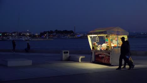 Abendliche-Aufnahme-Eines-Hot-Dog-Gastronomiestandes-Oder-Standes-In-Split-Kroatien