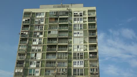 Establishing-shot-of-an-old-rundown-high-rise-apartment-building