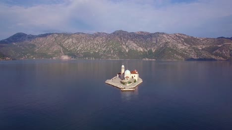 Hermosa-Antena-Sobre-La-Iglesia-De-Our-Lady-Rock-Island-En-La-Bahía-De-Boka-Montenegro-4