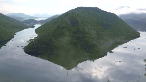 Un-Barco-De-Pesca-Se-Mueve-A-Través-De-Una-Bahía-En-Montenegro-1