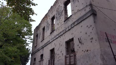 Los-Edificios-En-Ruinas-De-La-Guerra-En-El-Centro-De-Mostar,-Bosnia-Y-Herzegovina-6