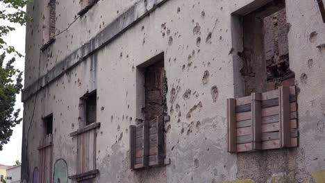 Edificios-En-Ruinas-De-La-Guerra-En-El-Centro-De-Mostar,-Bosnia-Y-Herzegovina-7