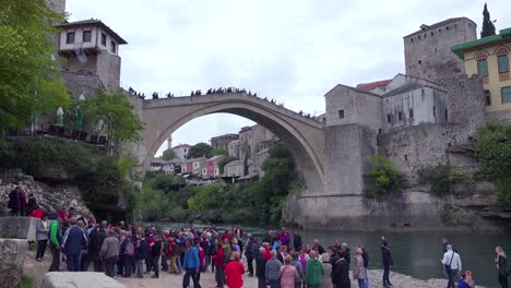Toma-De-Establecimiento-Del-Famoso-Puente-Stari-Most-En-Mostar,-Bosnia-Y-Herzegovina