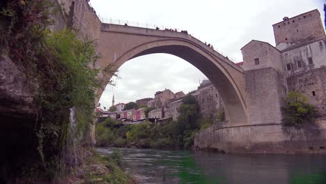 Toma-De-Establecimiento-Del-Famoso-Puente-Stari-Most-En-Mostar,-Bosnia-Y-Herzegovina-1