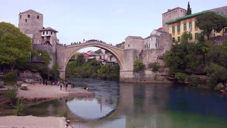 Toma-De-Establecimiento-Del-Famoso-Puente-Stari-Most-En-Mostar-Bosnia-Herzegovina-3