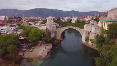 Hermosa-Toma-Aérea-Del-Famoso-Puente-Stari-Most-En-Mostar,-Bosnia-Y-Herzegovina