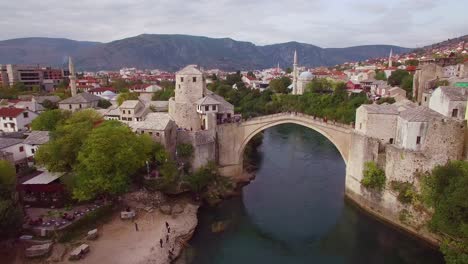 Hermosa-Toma-Aérea-Del-Famoso-Puente-Stari-Most-En-Mostar,-Bosnia-Y-Herzegovina-1