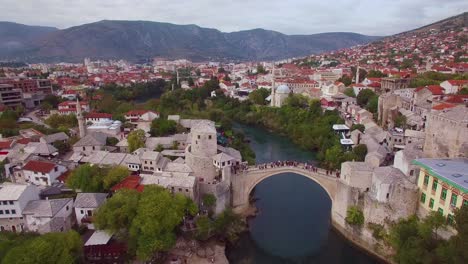 Hermosa-Toma-Aérea-Del-Famoso-Puente-Stari-Most-En-Mostar,-Bosnia-Y-Herzegovina-4