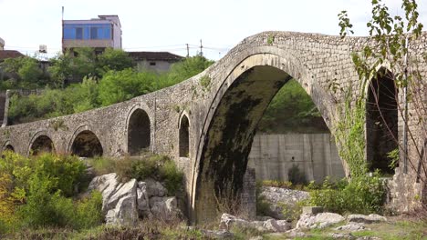 Eine-Alte-Steinbrücke-überquert-Einen-Fluss-In-Albanien-1