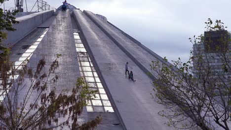 Eine-Verlassene-Pyramide-Ist-Ein-Überbleibsel-Einer-Kommunistischen-Ära-In-Der-Innenstadt-Von-Tirana-Albanien-2