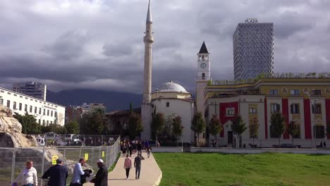 Hauptmoschee-Und-Fußgänger-In-Der-Innenstadt-Von-Tirana-Albanien