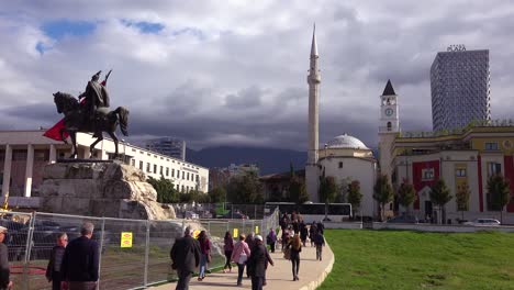 Hauptmoschee-Statue-Und-Skyline-Der-Stadt-In-Der-Innenstadt-Von-Tirana-Albanien