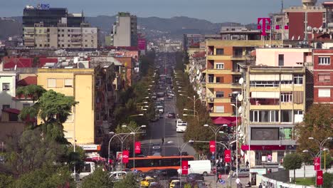 Ein-Blick-Auf-Die-Straßen-Und-Den-Verkehr-Der-Innenstadt-Von-Tirana-Albanien