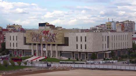 Ein-Blick-Auf-Die-Straßen-Und-Den-Verkehr-Der-Innenstadt-Von-Tirana-Albanien-Mit-Museum-Und-Revolutionärem-Kommunistischem-Wandgemälde-In-Ferne