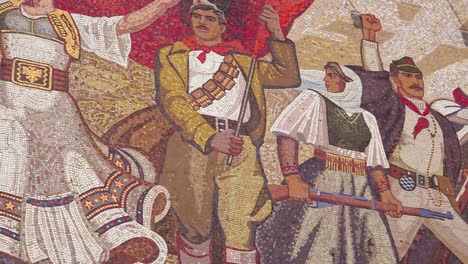 Revolutionäres-Wandgemälde-Zeigt-Die-Revolution-Der-Völker-Und-Die-Kommunistischen-Werte-In-Tirana-Albanien-1