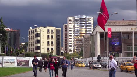 Skyline-Aufnahme-Von-Wohnungen-Und-Unternehmen-In-Der-Innenstadt-Von-Tirana-Albanien-1