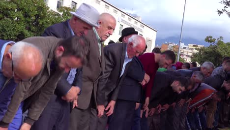 Muslimische-Männer-Beten-Auf-Den-Straßen-Von-Tirana-Albanien-3