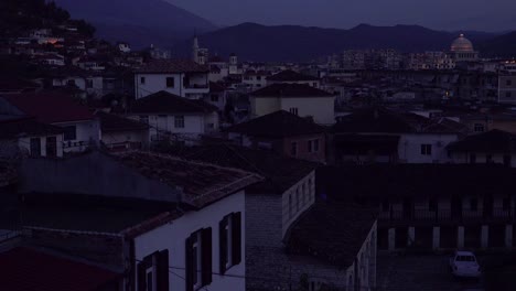 Vista-Nocturna-De-Casas-Antiguas-En-La-Ladera-De-Berat-Albania