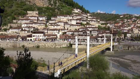 Schöne-Einspielung-Einer-Brücke-Und-Alten-Häusern-In-Berat-Albanien