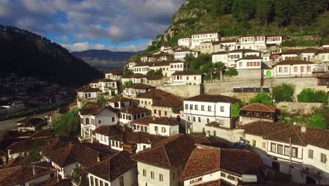 Buena-Toma-Aérea-De-Casas-Antiguas-En-La-Ladera-De-Berat-Albania