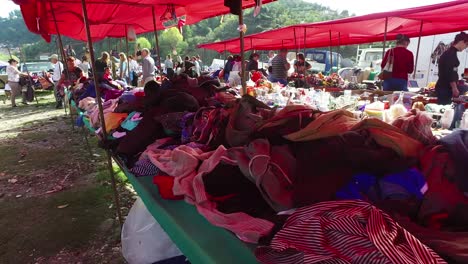 Bewegende-Pov-Aufnahme-Durch-Einen-Großen-Outdoor-Zigeunerflohmarkt-In-Den-Alpen-Albaniens-1