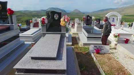 Pov-Tiro-En-Movimiento-A-Través-De-Un-Cementerio-En-Una-Región-Remota-De-Albania