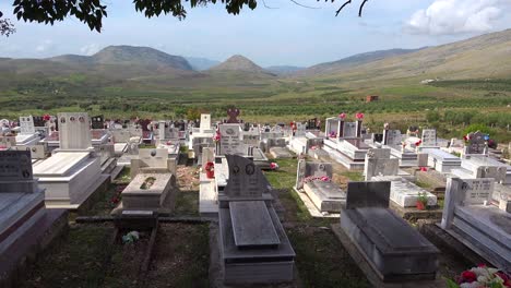 Schöne-Einspielung-Eines-Friedhofs-In-Einer-Abgelegenen-Region-Albaniens-1