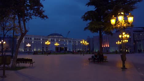 Una-Gran-Plaza-Abierta-En-El-Centro-De-Skopje,-Macedonia-Por-La-Noche