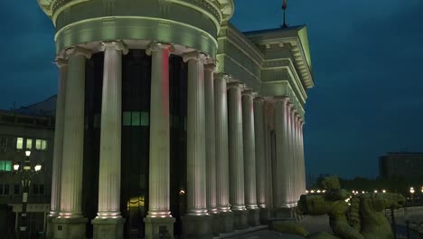 Auffällige-öffentliche-Gebäude-Dominieren-Die-Skyline-Der-Nacht-In-Skopje,-Mazedonien