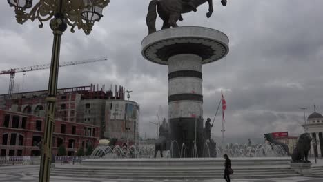 Prätentiöse-Statuen-Dominieren-Die-Skyline-In-Der-Innenstadt-Von-Skopje,-Mazedonien