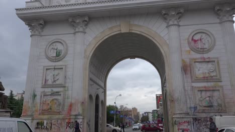 Ein-Arc-De-Triomphe-ähnliches-Gebäude-Repräsentiert-Korruption-Für-Die-Mazedonier-Und-Sie-Haben-Aus-Protest-Farbe-Darüber-Geworfen