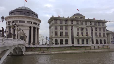Regierungsgebäude-In-Der-Innenstadt-Von-Skopje,-Mazedonien