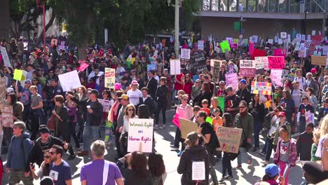 Cientos-De-Miles-Marchando-Y-Portando-Carteles-Para-Protestar-Por-La-Presidencia-De-Donald-Trump-En-El-Centro-De-Los-Angeles,-California-1
