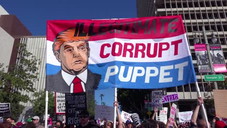 Ein-Schild-Identifiziert-Präsident-Donald-Trump-Als-Illegitimen-Korrupten-Marionettenprotest-Bei-Einem-Protest-In-Der-Innenstadt-Von-Los-Angeles
