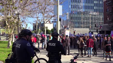 Die-Polizei-Beobachtet-Marschierende-Demonstranten-Bei-Einer-Kundgebung-Gegen-Donald-Trump-In-Der-Innenstadt-Von-Los-Angeles-Genau