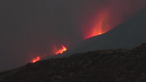Wildfires-burn-at-night-on-dry-hillsides-in-California-in-2017