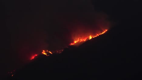 Los-Incendios-Forestales-Arden-Por-La-Noche-En-Las-Laderas-Secas-De-California-En-2017-3