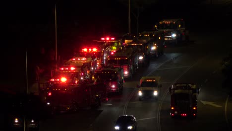 Feuerwehrautos-Und-Einsatzfahrzeuge-Sind-Während-Eines-Notfalls-Nachts-In-Einem-Bereitstellungsbereich-Aufgereiht