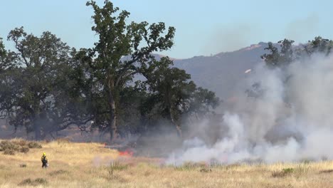 Un-Incendio-Forestal-Arde-En-Las-Colinas-De-California-Central-Mientras-Los-Bomberos-Miran