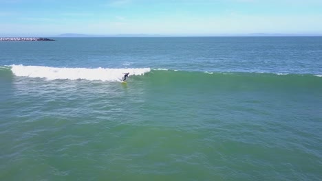 Gute-Antenne-Eines-Surfers,-Der-Die-Wellen-Meistert