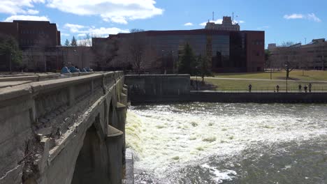 Verschmutztes-Wasser-Fließt-Während-Ihrer-Wasserkrise-Vom-Flint-River-Durch-Flint-Michigan