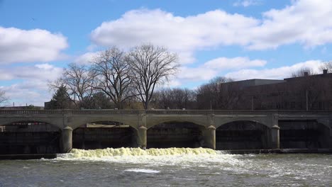 Verschmutztes-Wasser-Fließt-Aus-Dem-Flint-River-Durch-Flint-Michigan-Während-Ihrer-Wasserkrise-2