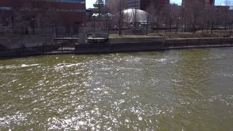 Kippen-Sie-Verschmutztes-Wasser,-Das-Während-Ihrer-Wasserkrise-Aus-Dem-Flint-River-Durch-Flint-Michigan-Fließt