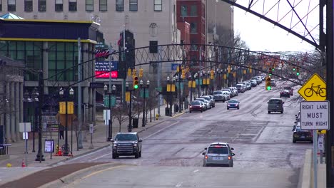 Establishing-shot-of-Flint-Michigan-main-street-and-traffic