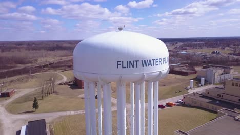 Antenne-über-Den-Flint-Michigan-Wassertanks-Während-Der-Berüchtigten-Flint-Water-Crisis